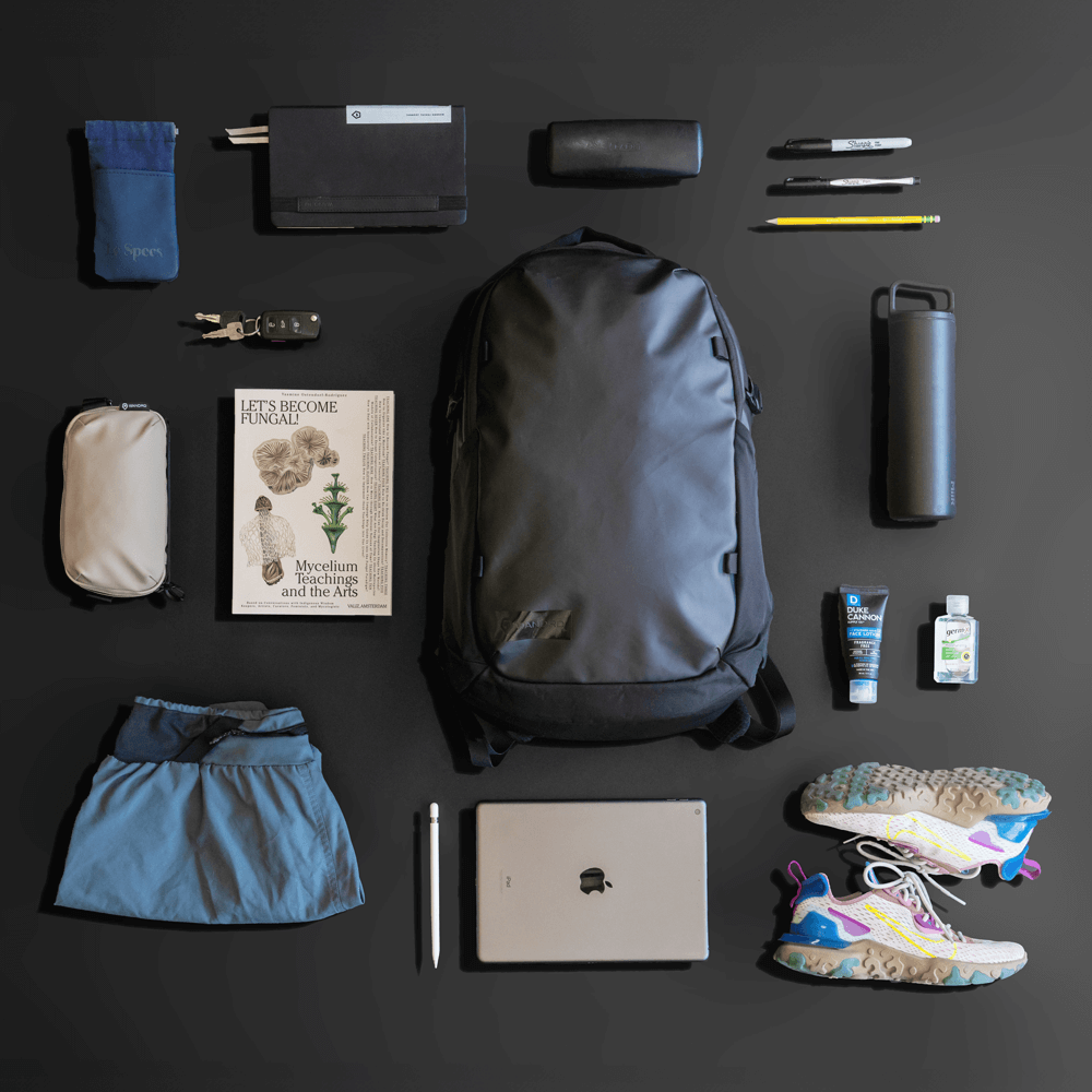 wandrd-nimbus-18l-rucksack-schwarz-laptop image 2