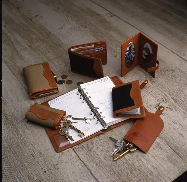 billingham-metro-key-cover-schl-sselh-lle-tan-leder image 1