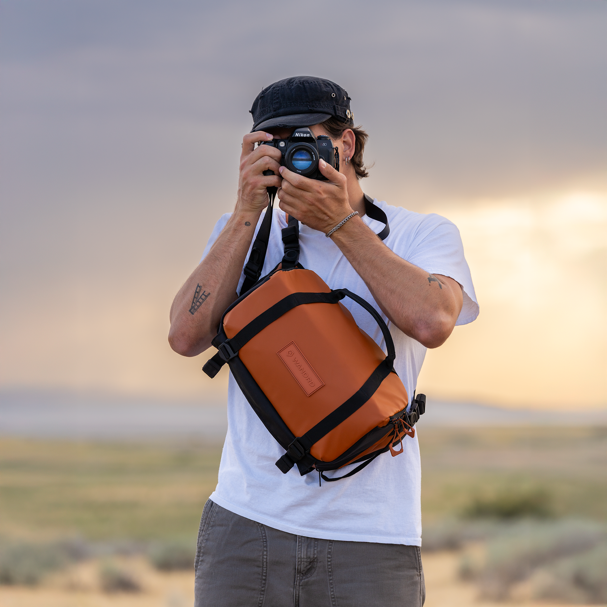 wandrd-rogue-9l-sling-sedona-orange-wetterfest-mit-laptopfach image 7