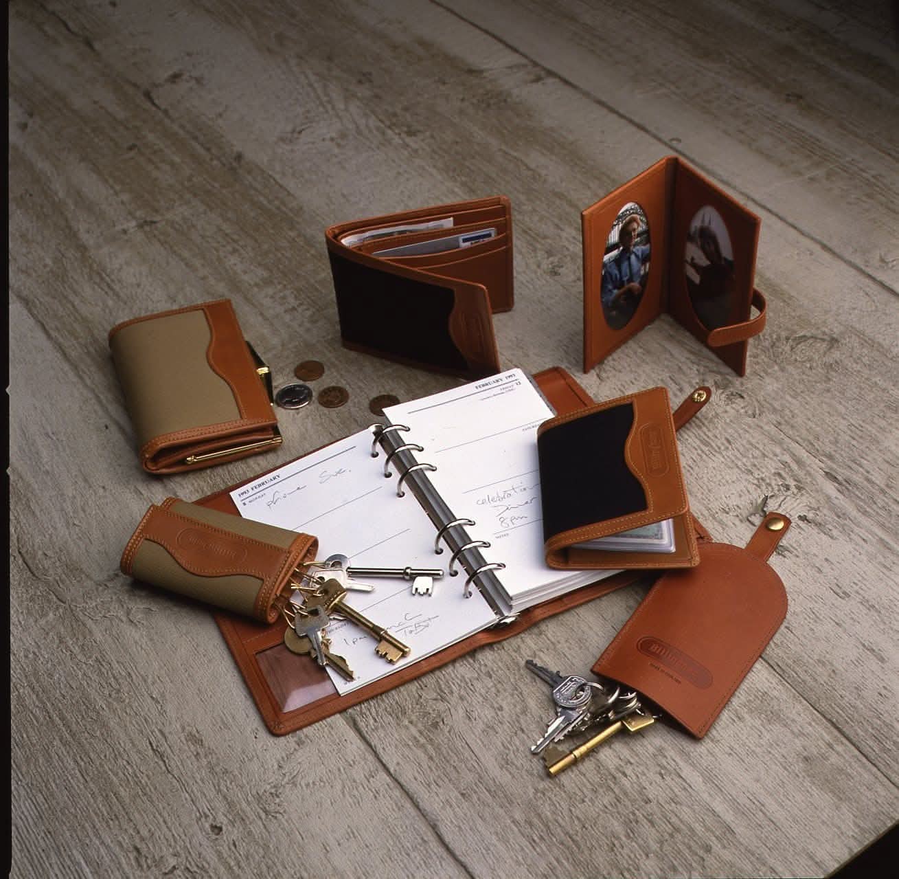 billingham-metro-key-cover-schl-sselh-lle-tan-leder image 1