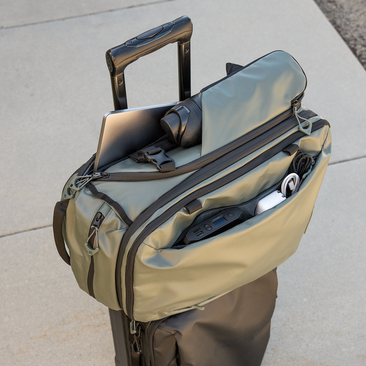 wandrd-transit-travel-backpack-35l-rucksack-wasatch-green image 8