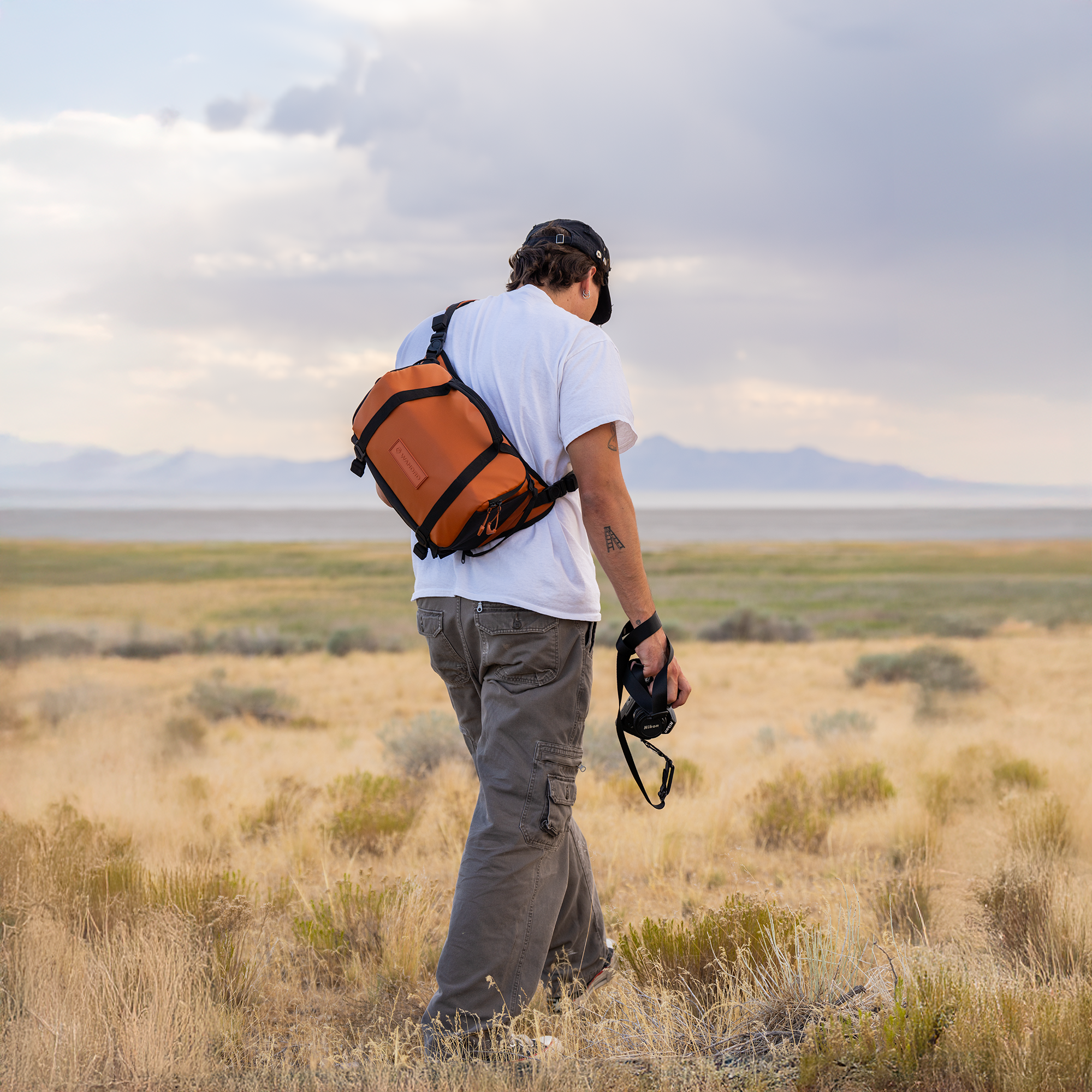 wandrd-rogue-9l-sling-sedona-orange-wetterfest-mit-laptopfach image 8