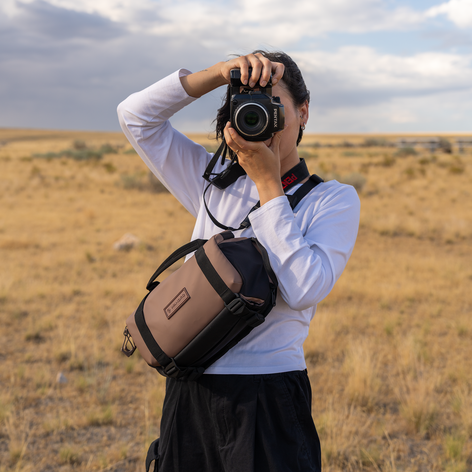 wandrd-rogue-6l-sling-atacama-clay-wetterfest-mit-laptopfach image 7