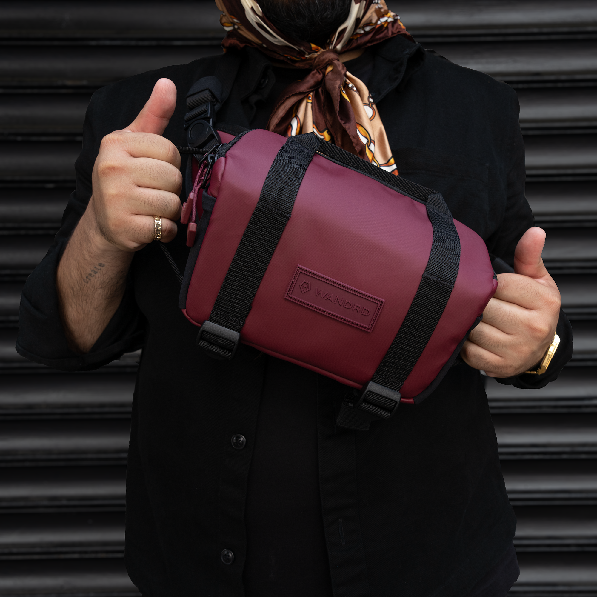wandrd-rogue-4l-sling-umh-ngetasche-rhone-burgundy-kamera image 8