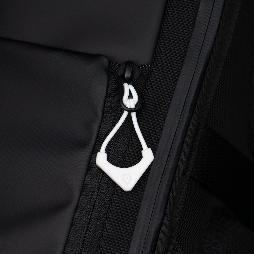 wandrd-tech-bag-zipper-puller-cloudbreak-white-reiverschl image 4