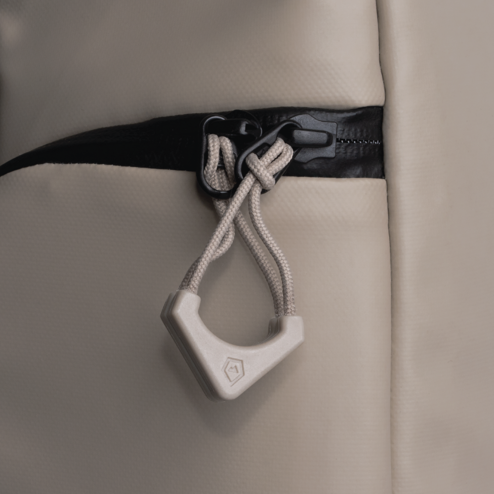 wandrd-worryless-locking-zipper-pullers-yuma-tan-sicherheit image 4