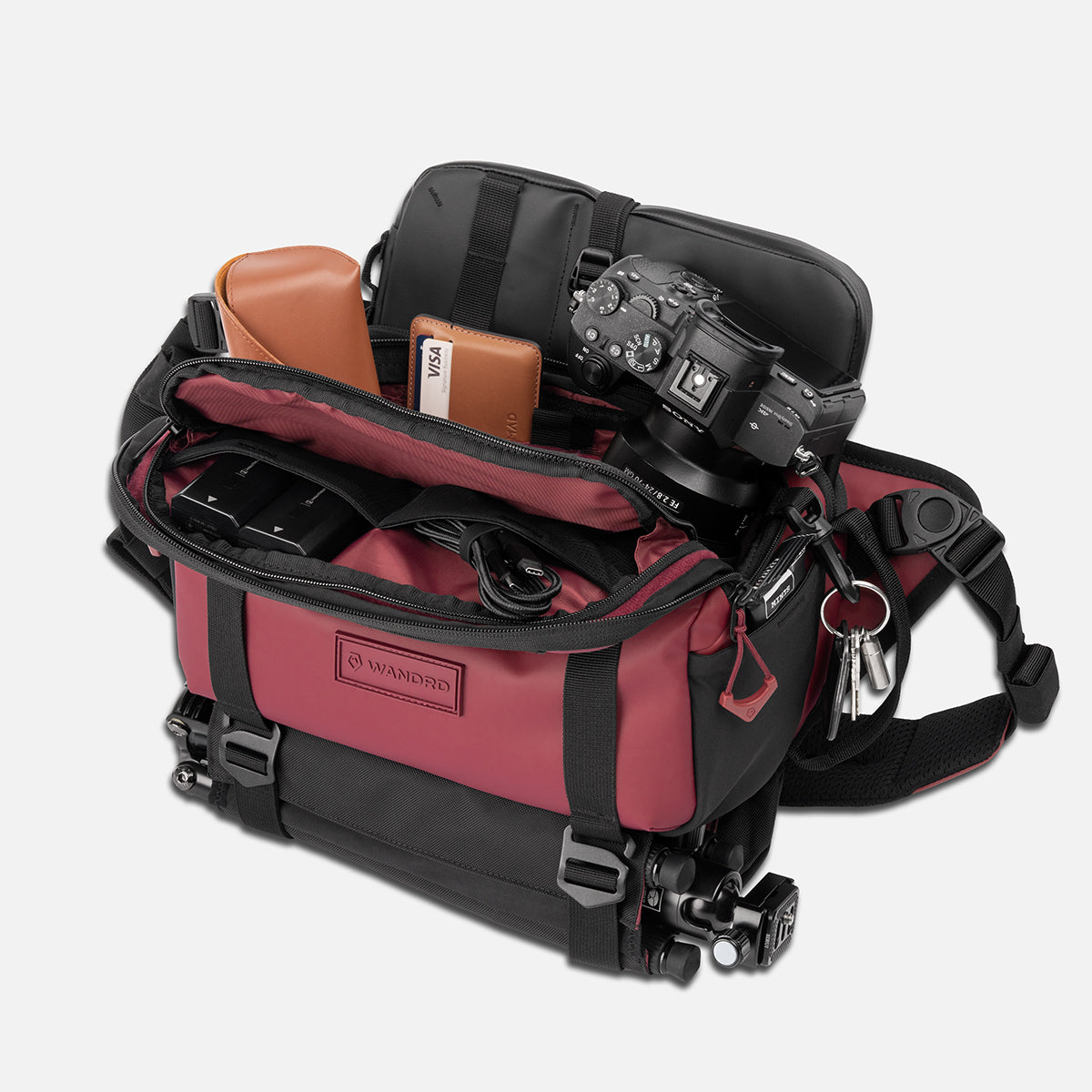 wandrd-rogue-6l-sling-crossbody-rhone-burgundy-16-laptop image 3