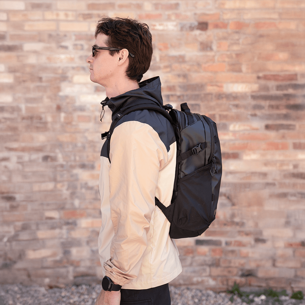 wandrd-nimbus-18l-rucksack-schwarz-laptop image 6
