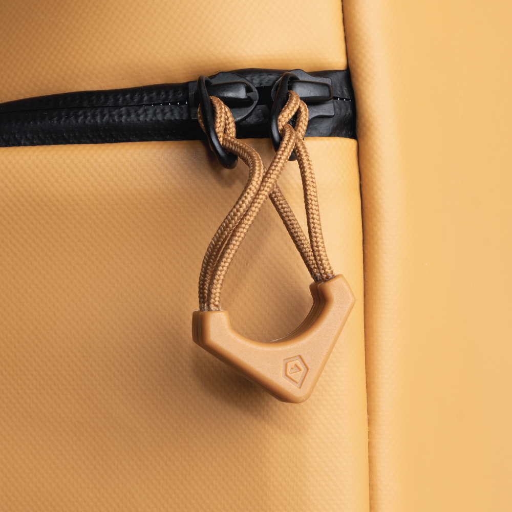 wandrd-tech-bag-worryless-rei-verschluss-zieher-dallol-yellow image 4