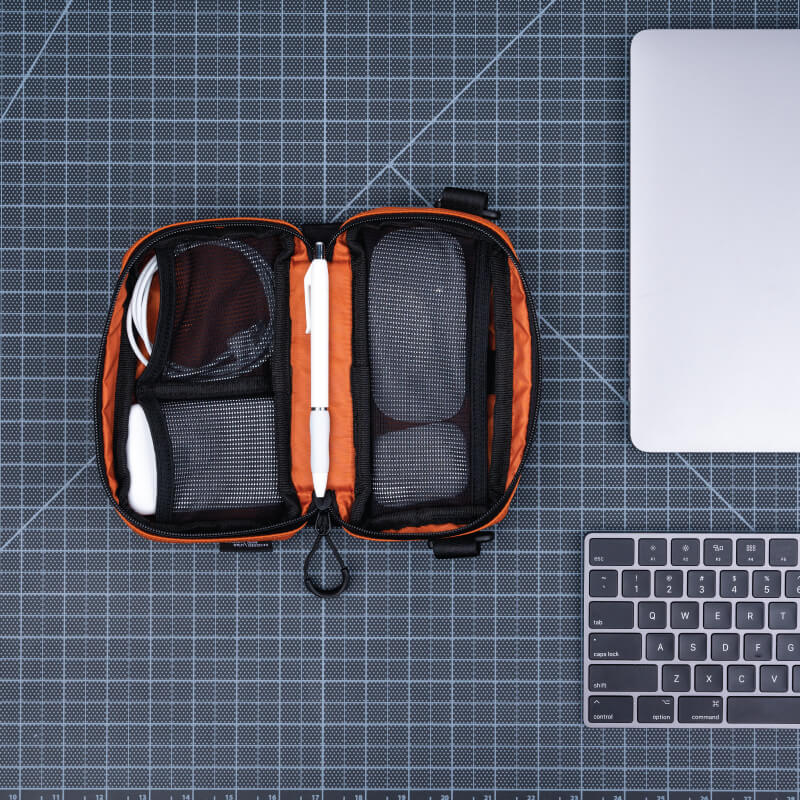 wandrd-tech-bag-small-techniktasche-sedona-orange-wetterfest image 5