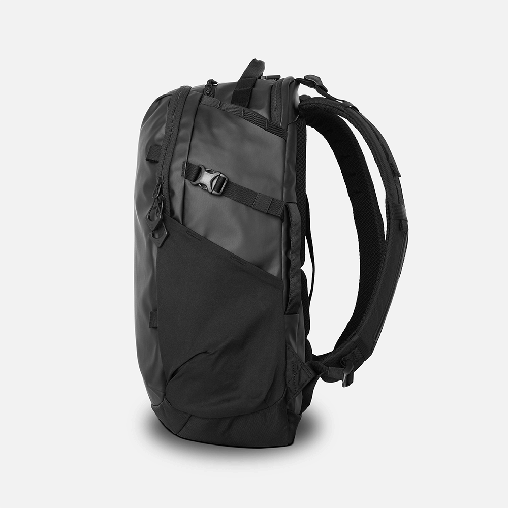 wandrd-nimbus-18l-rucksack-schwarz-laptop image 4